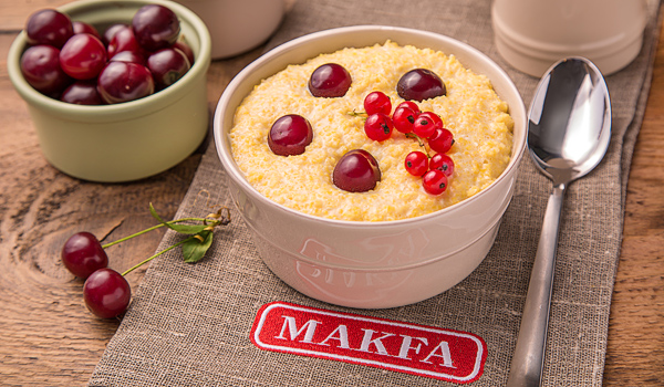 Молочная кукурузная каша с фруктами