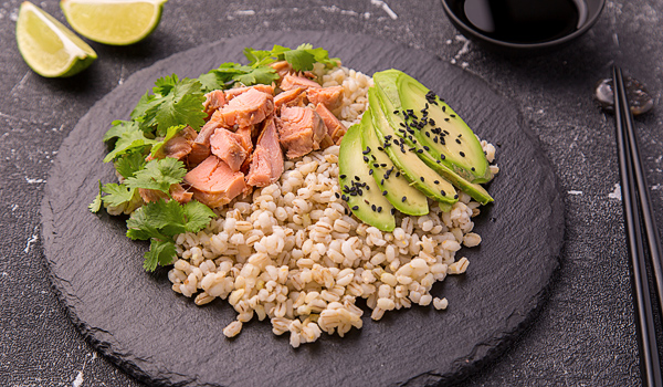 Перловка с копченым лососем и авокадо