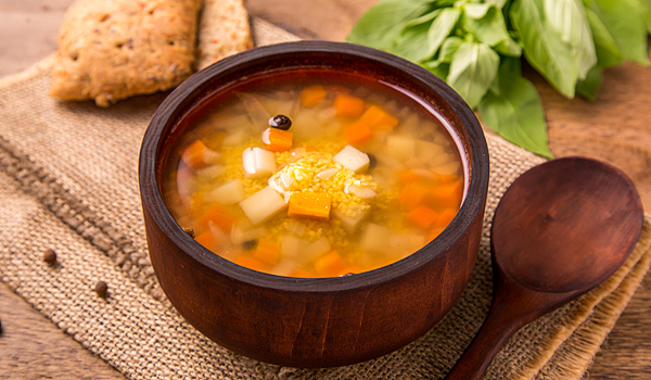 شوربة جريش الذرة مع الخضروات