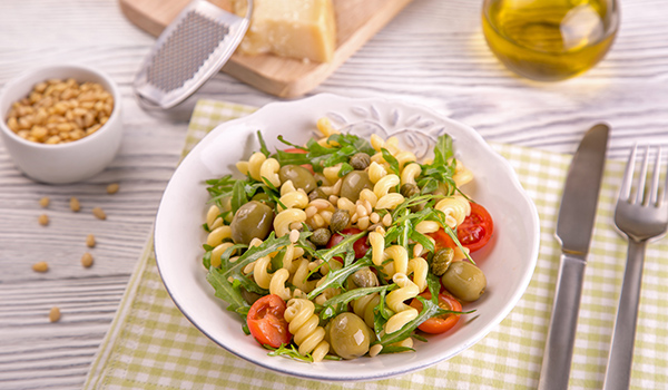 Средиземноморский салат с пастой
