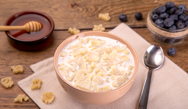 Молочная лапша с медом и ванилью