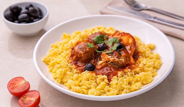 Запеченные тефтели из баранины в пряном томатном соусе с кукурузной кашей