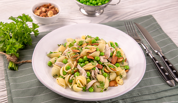 Салат с пастой, курицей, зеленым горошком и миндалем