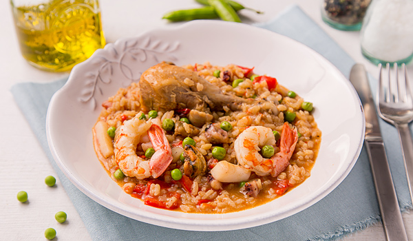 Паэлья с курицей и морепродуктами