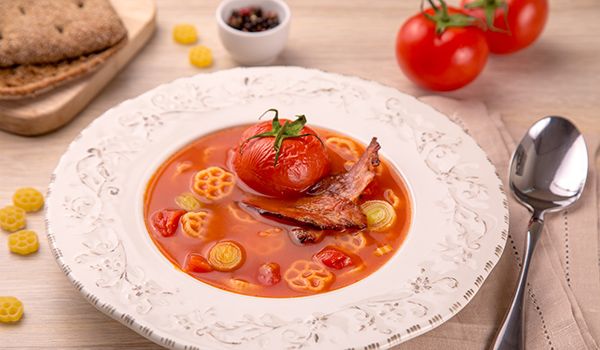 Томатный суп с пастой и беконом