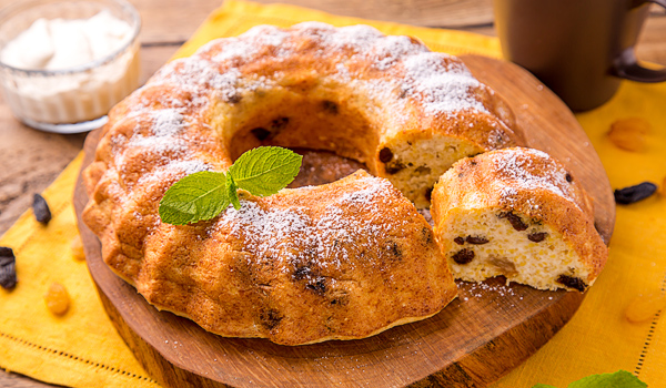 Кукурузная запеканка с творогом и изюмом