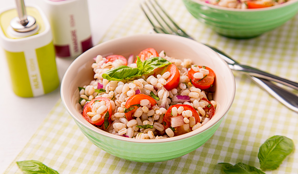 Салат из помидоров и перловой крупы с базиликом