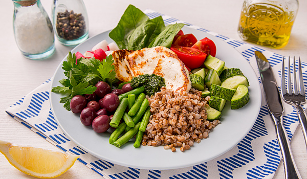 Жаренный сыр с гречкой, свежими овощами и заправкой из трав