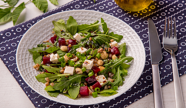 Гречневый салат с печеной свеклой, сыром фета и грейпфрутовой заправкой