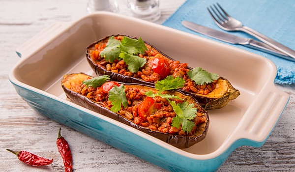 Баклажаны, фаршированные перловкой, томатами и чили