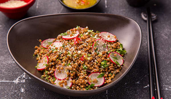 Гречка со свежим редисом, мятой и кинзой