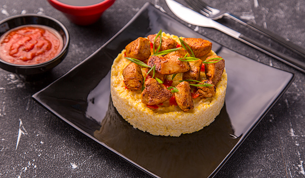Курица в соусе шрирача с кукурузной кашей