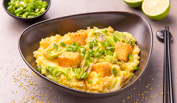 Хрустящий тофу с китайской капустой на кукурузной подушке