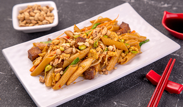 Тайская паста с курицей и овощами