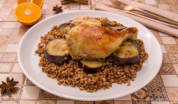 Курица в апельсиновом маринаде с гречкой