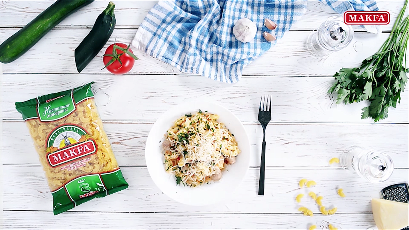 Макароны с колбасками и цукини