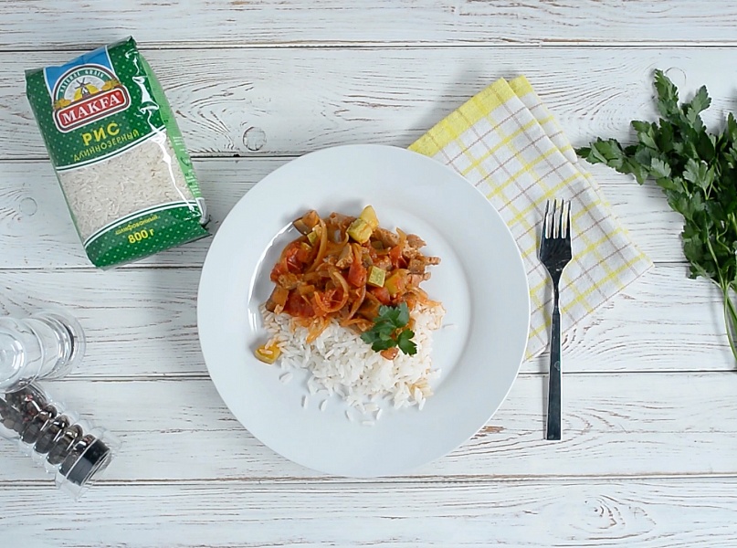 Рис с тушеными овощами и соевым мясом