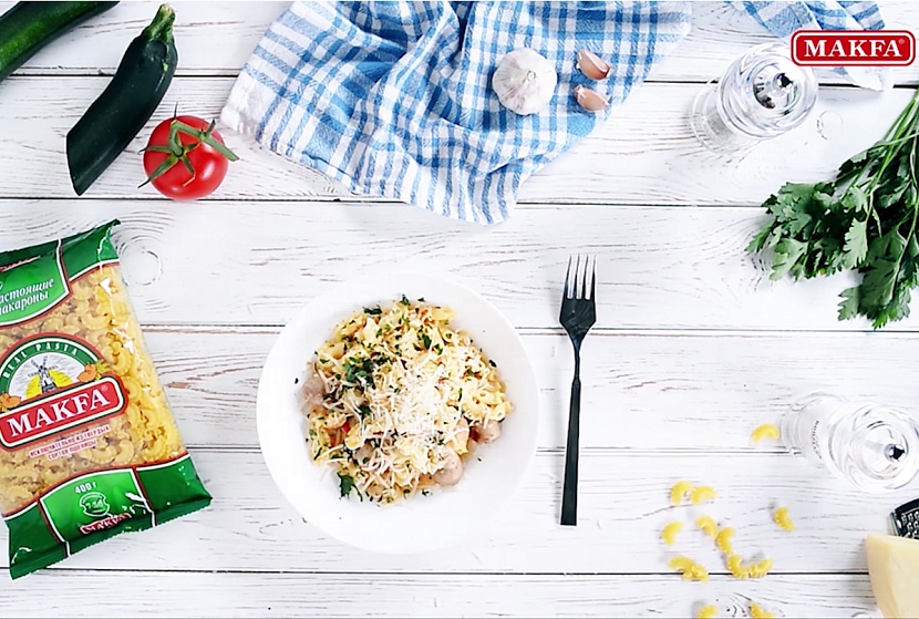 Макароны с колбасками и цукини